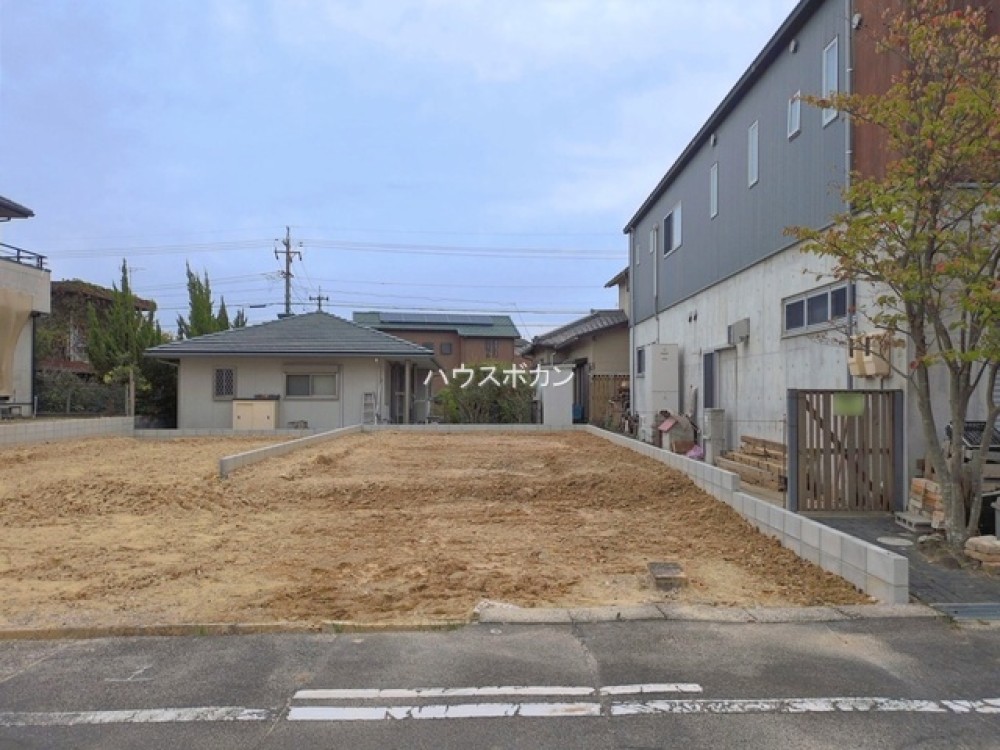 建築中の現地。整地済みで工事進行中！