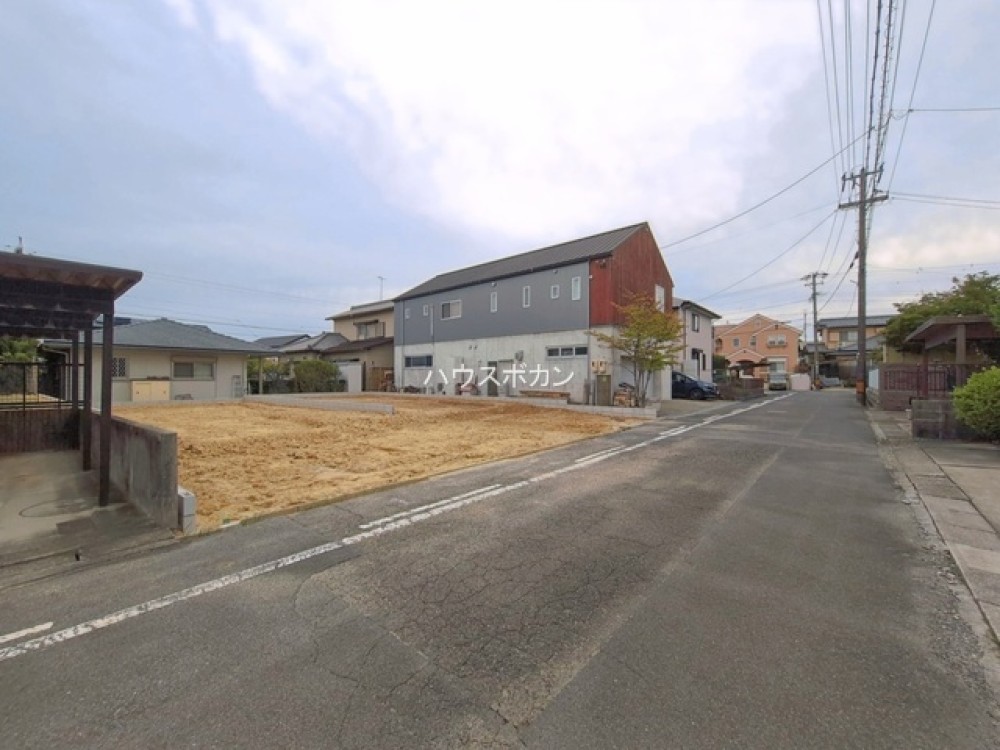 建築中の現場と前面道路の様子です。