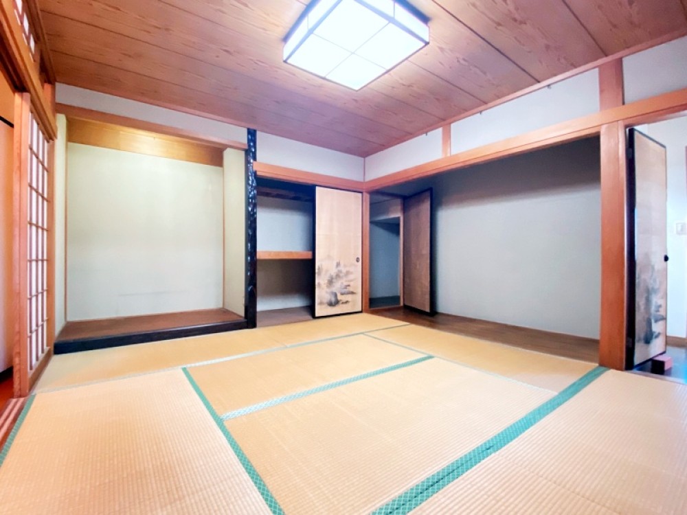 収納付きの落ち着いた和室。