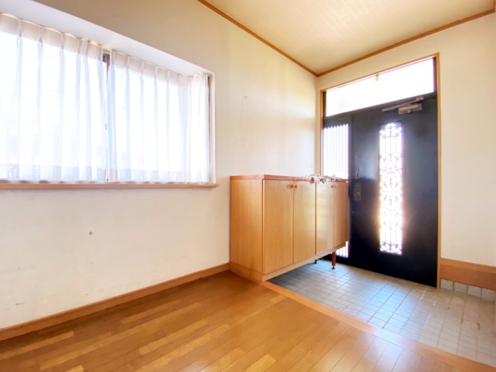 窓から光が差し込む明るい玄関です！
