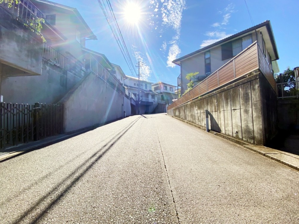 閑静な住宅街の前面道路の様子です。