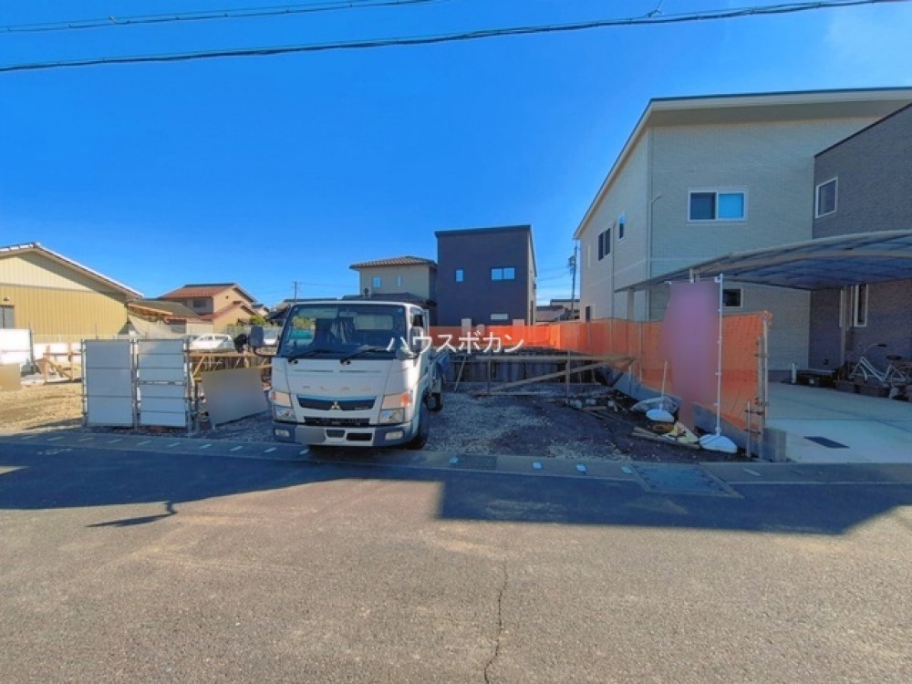 建築中の現地。閑静な住宅街に位置します。