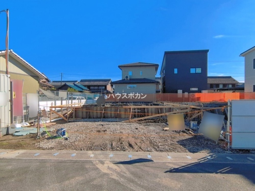 基礎工事中の現地。閑静な住宅街に位置します。
