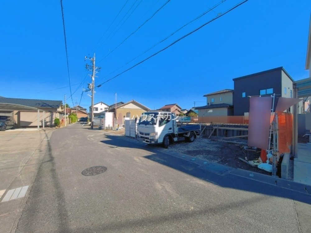 建築中の現場と前面道路の様子です。