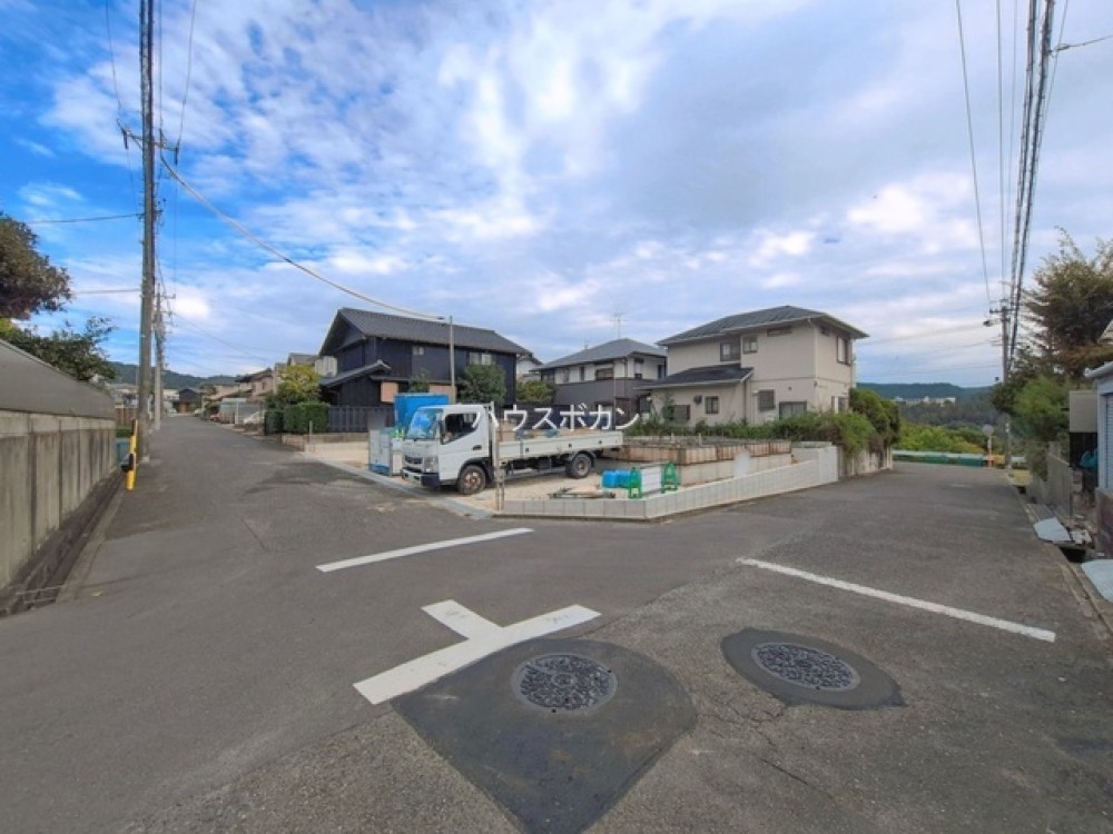 建築中の現場。閑静な住宅街の立地です。