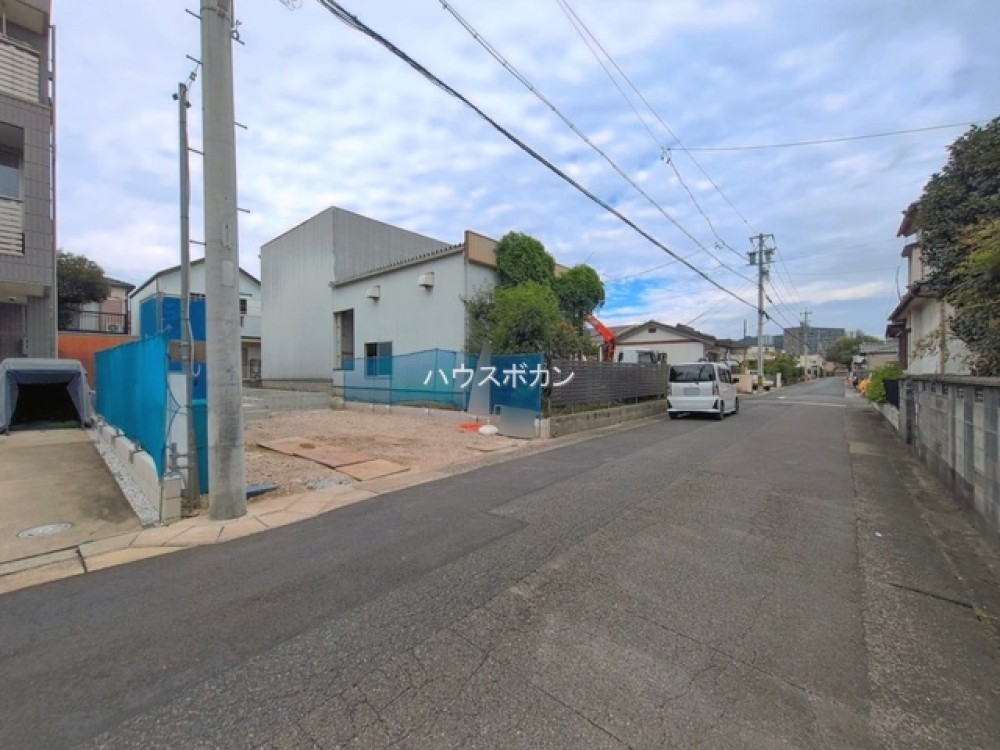 南面道路に接する建築中の現地です！