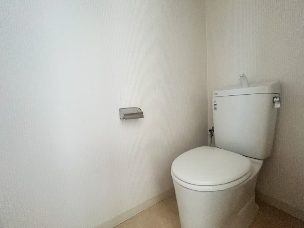 白基調の清潔感あふれるトイレです。
