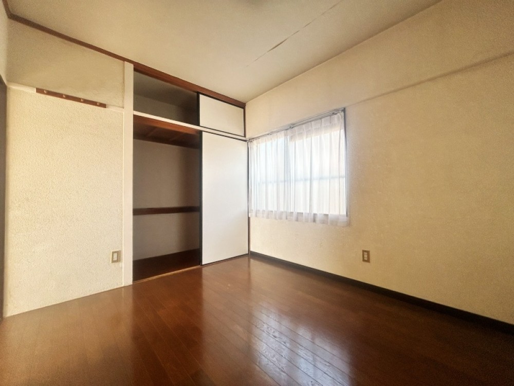 木目の温かみを感じられる落ち着いた洋室。