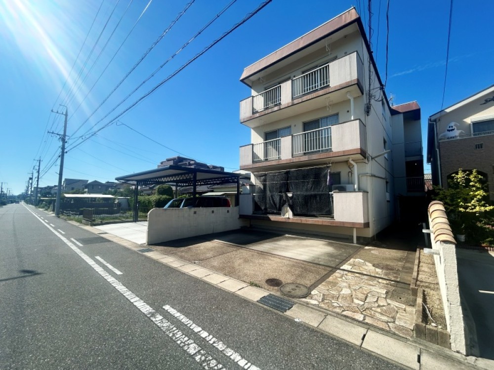 陽当りや前面道路の視認性が良い好立地。