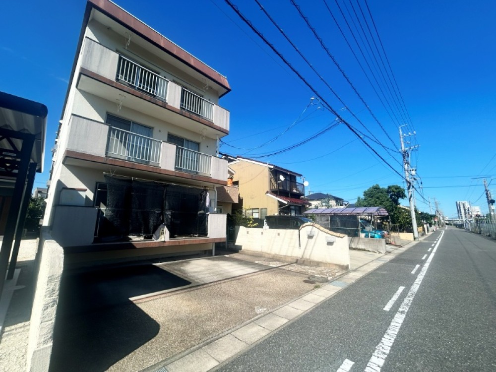 前面道路は通りやすく、駐車や移動もスムーズ。