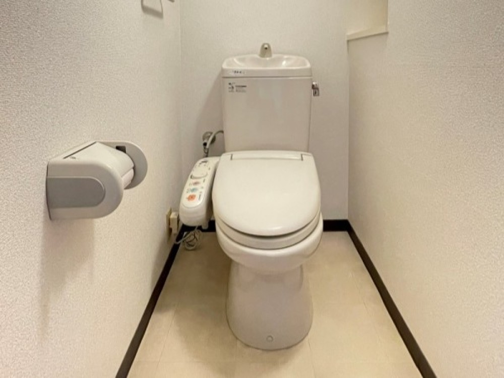 白基調の清潔感あふれるトイレです。