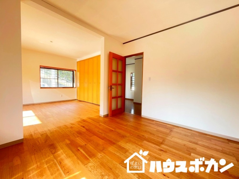 陽光差し込む明るいリビング、収納付き！