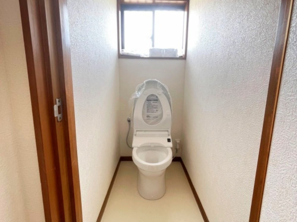 小窓付きで換気のしやすいトイレです。