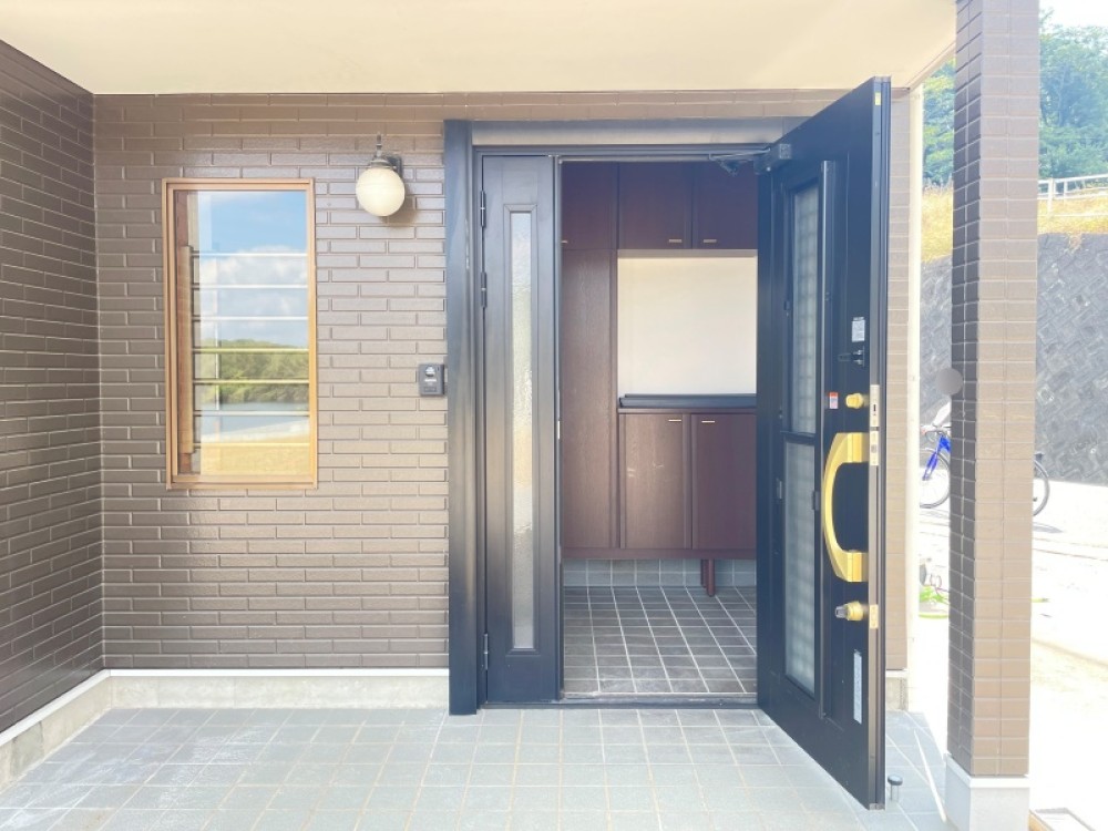 実用性を備えた、落ち着いた玄関まわり。