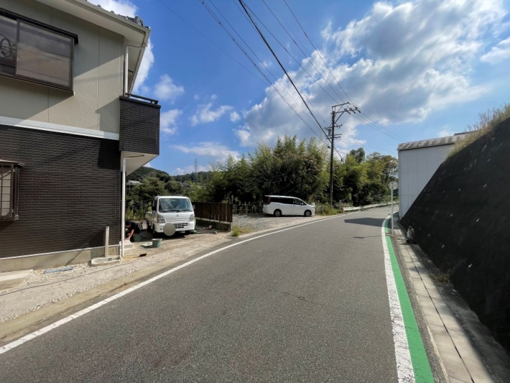 幅員約5.6mの前面道路の様子です。