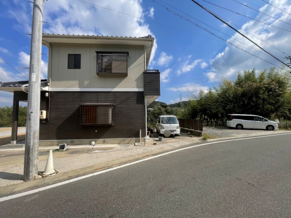 ゆとりある駐車スペースを備えた2階建て外観！