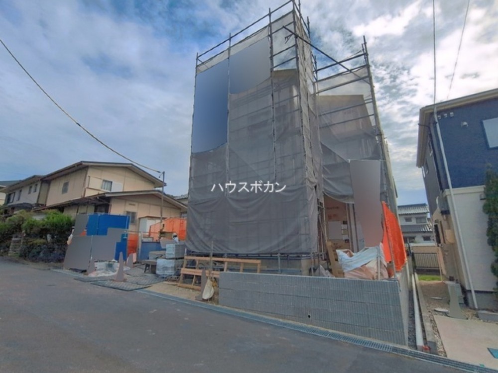 足場に覆われた建築中の外観です。