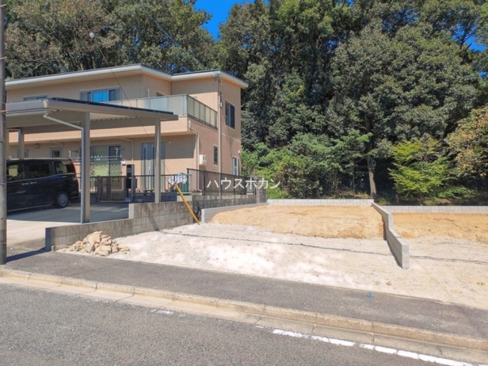 南面道路に面した建築中の現地です！