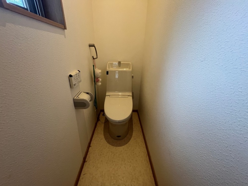 小窓付きで換気のしやすいトイレです。