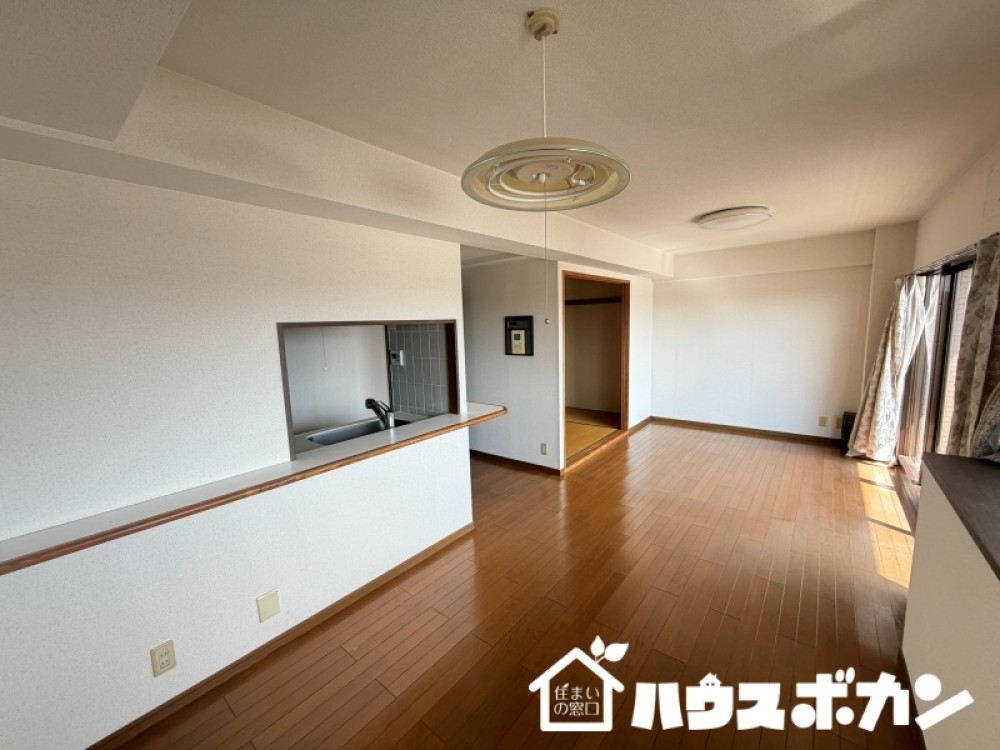 陽光差し込む対面キッチン付きLDK！