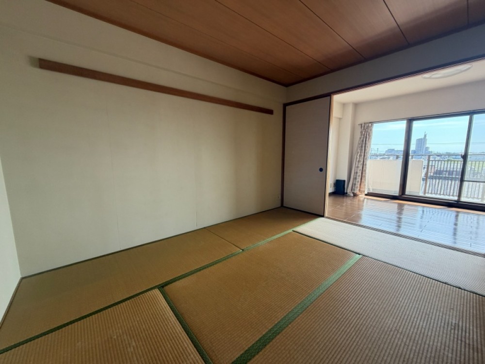 採光たっぷりの和室、窓からの眺望も良好！