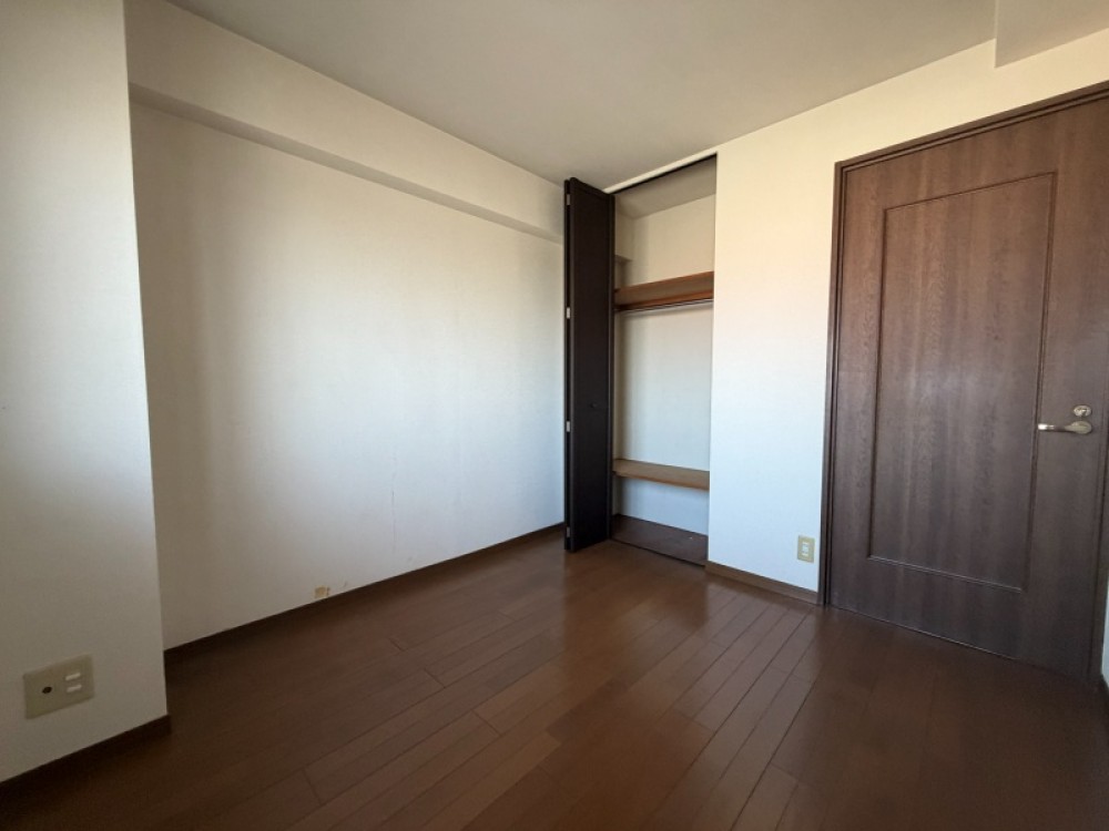 収納付きのシンプルな洋室です。