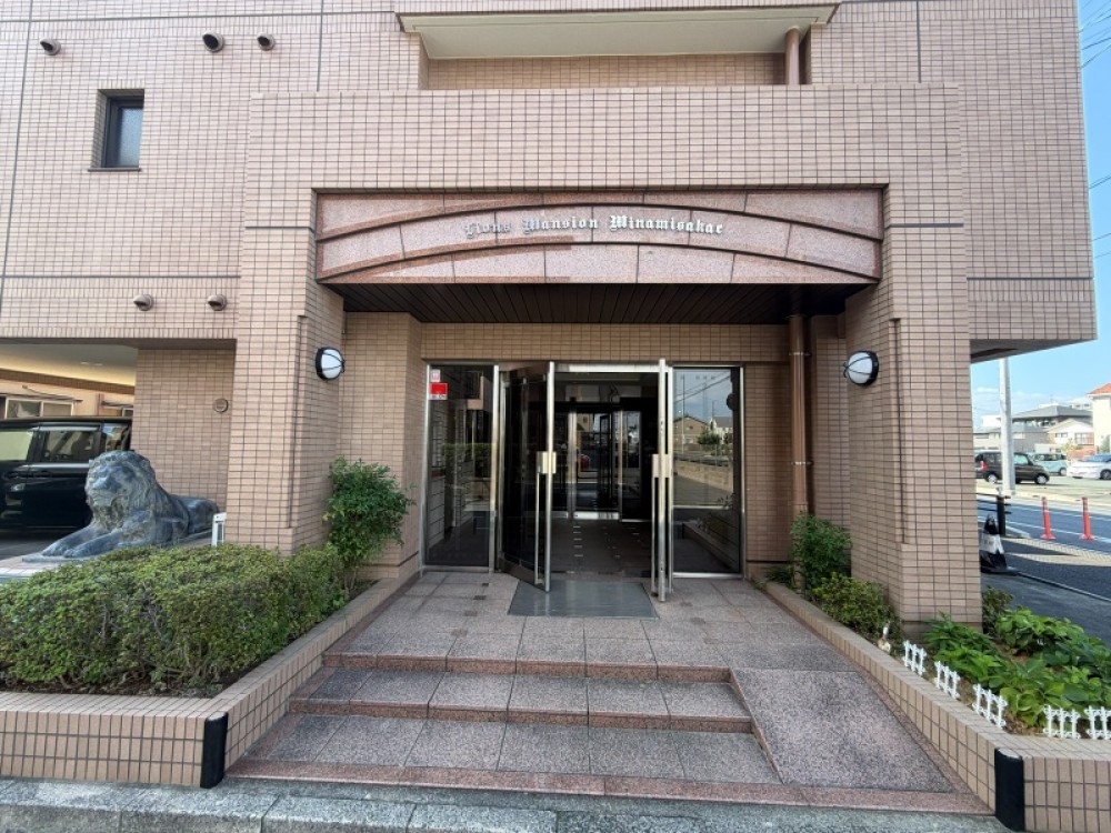 ライオン像が迎えるマンションエントランス。