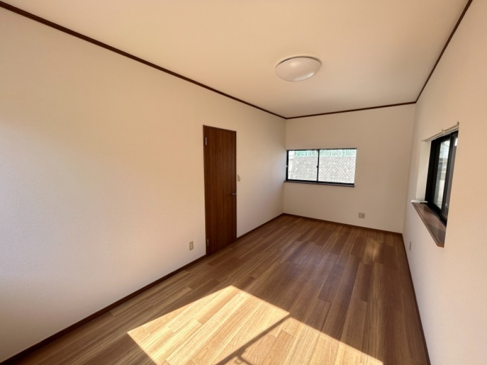 広々9帖洋室♪シンプルデザインの内装です。