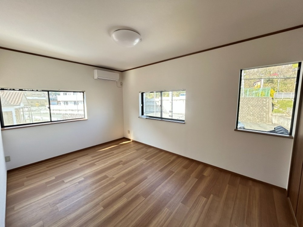 3面採光で日当たり良好の2階洋室です♪