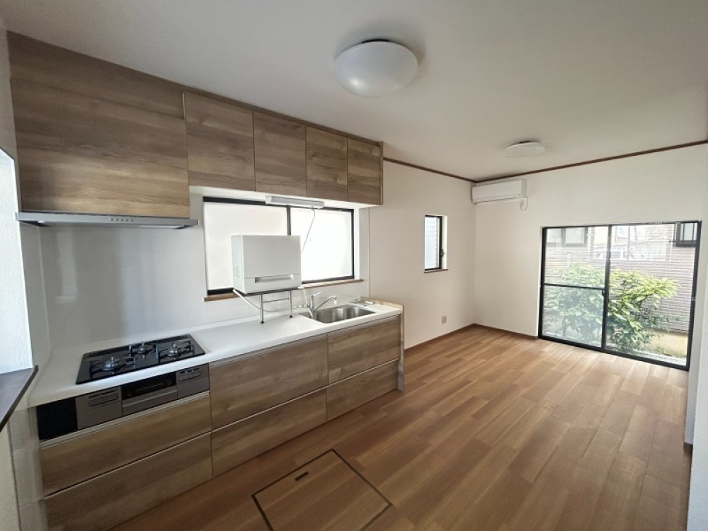 収納充実のお洒落なシステムキッチン。